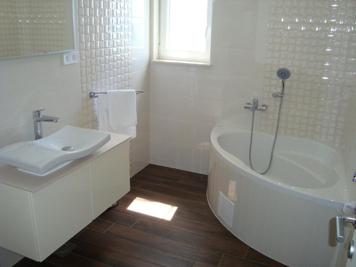 House Karlo Apartments โอมิช ภายนอก รูปภาพ
